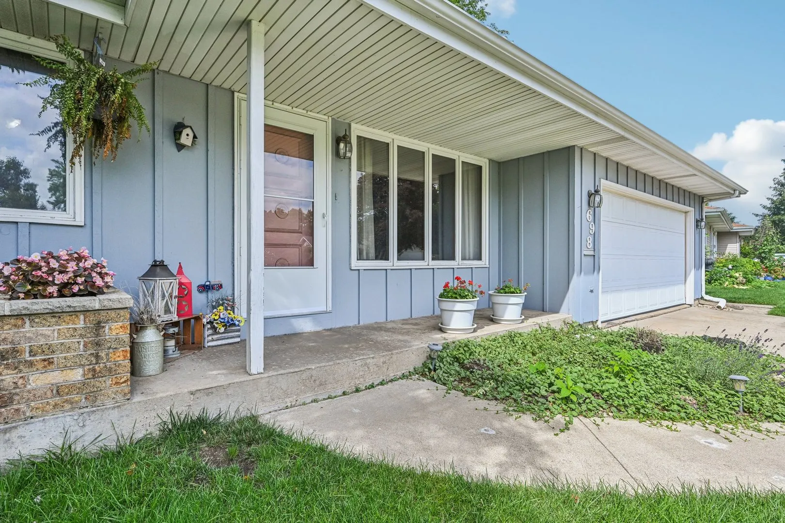 698 Hiawatha Drive IL