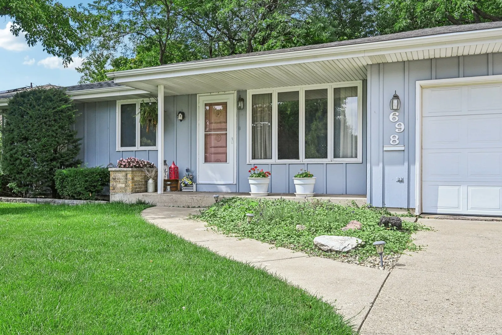 698 Hiawatha Drive IL