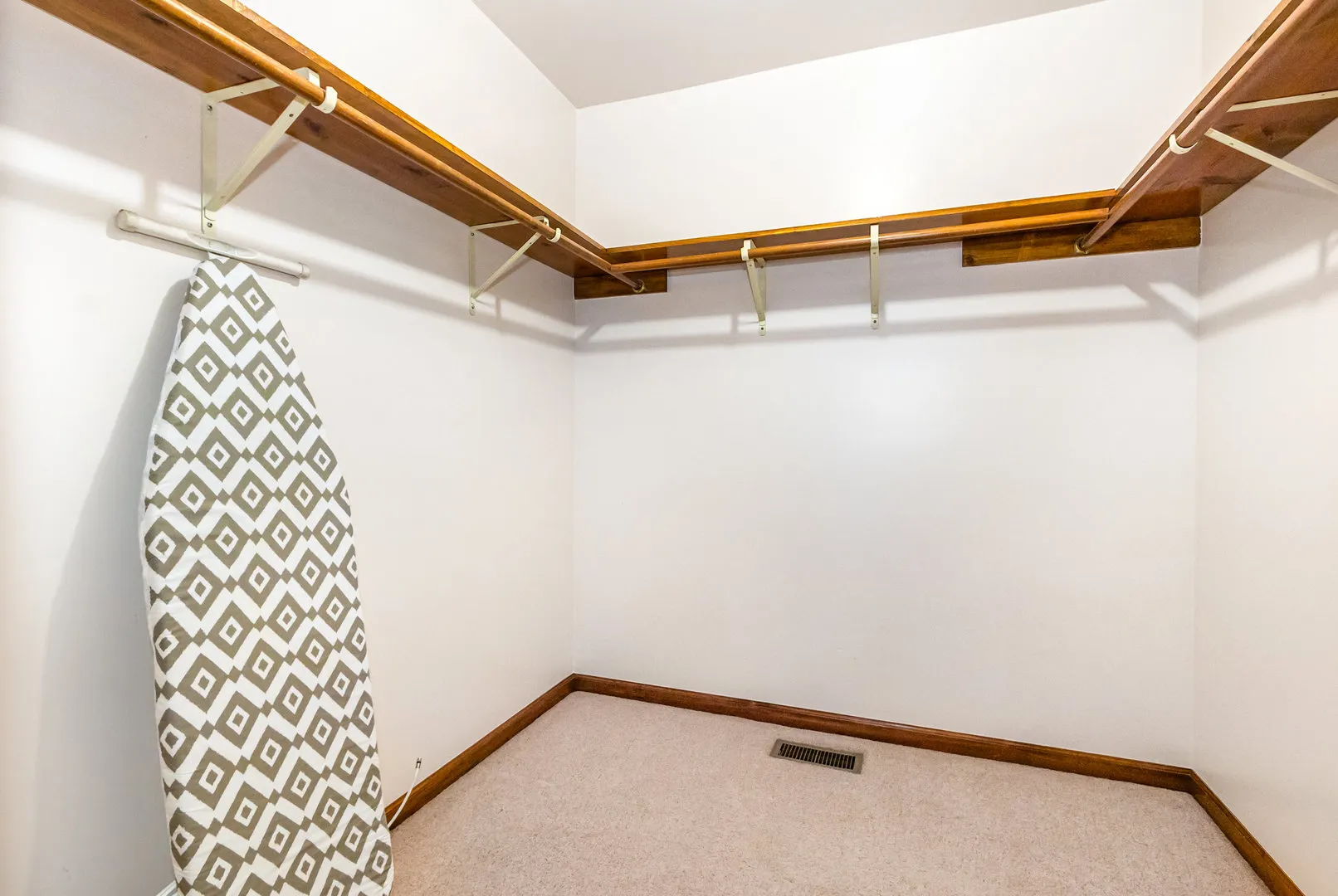 1120 COLGATE Court IL
