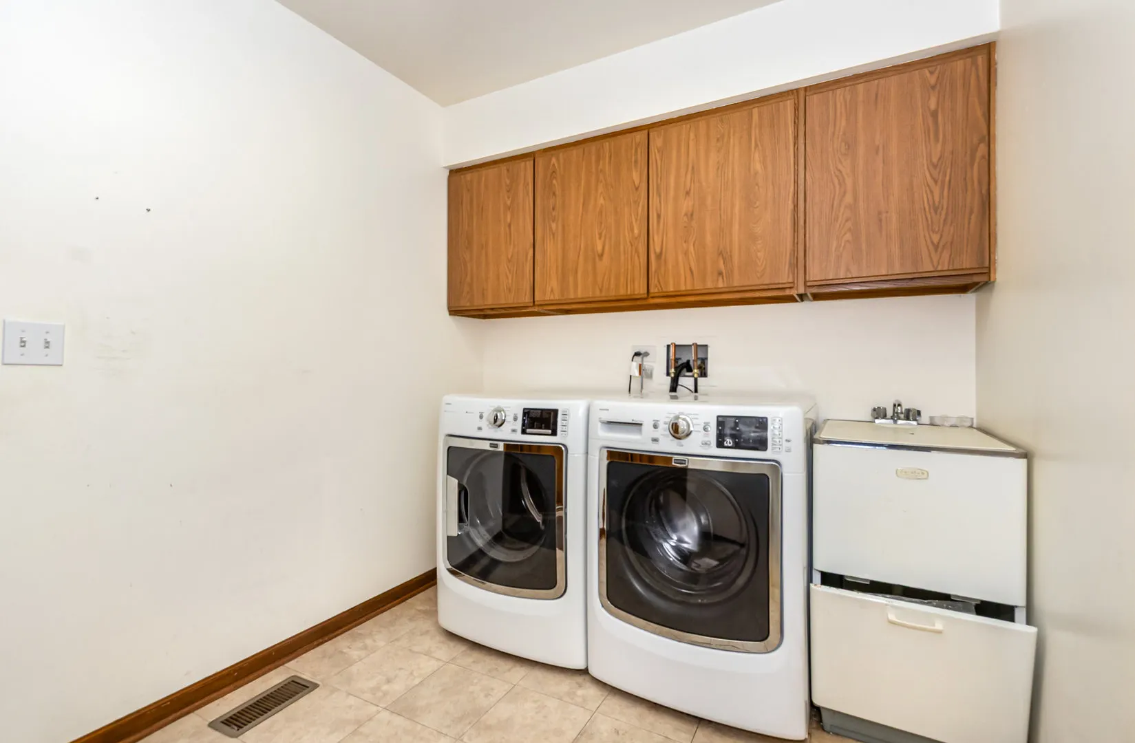 1120 COLGATE Court IL