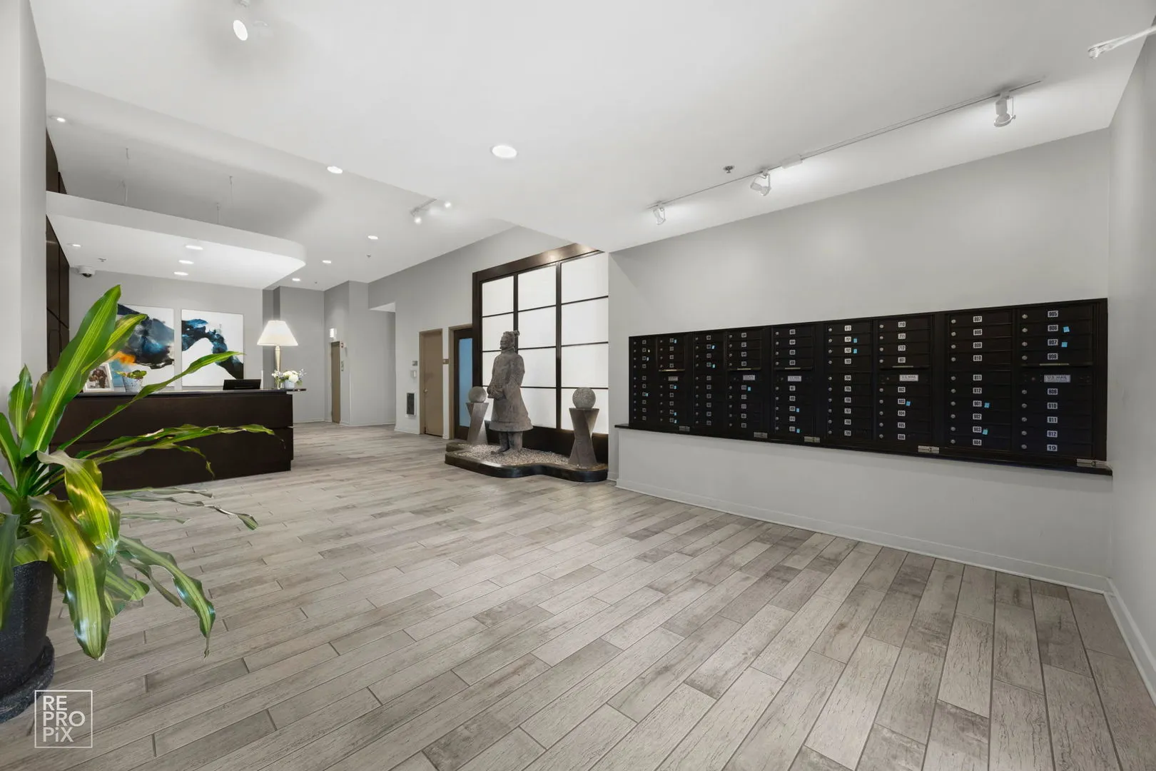 225 S Sangamon Street 702 IL