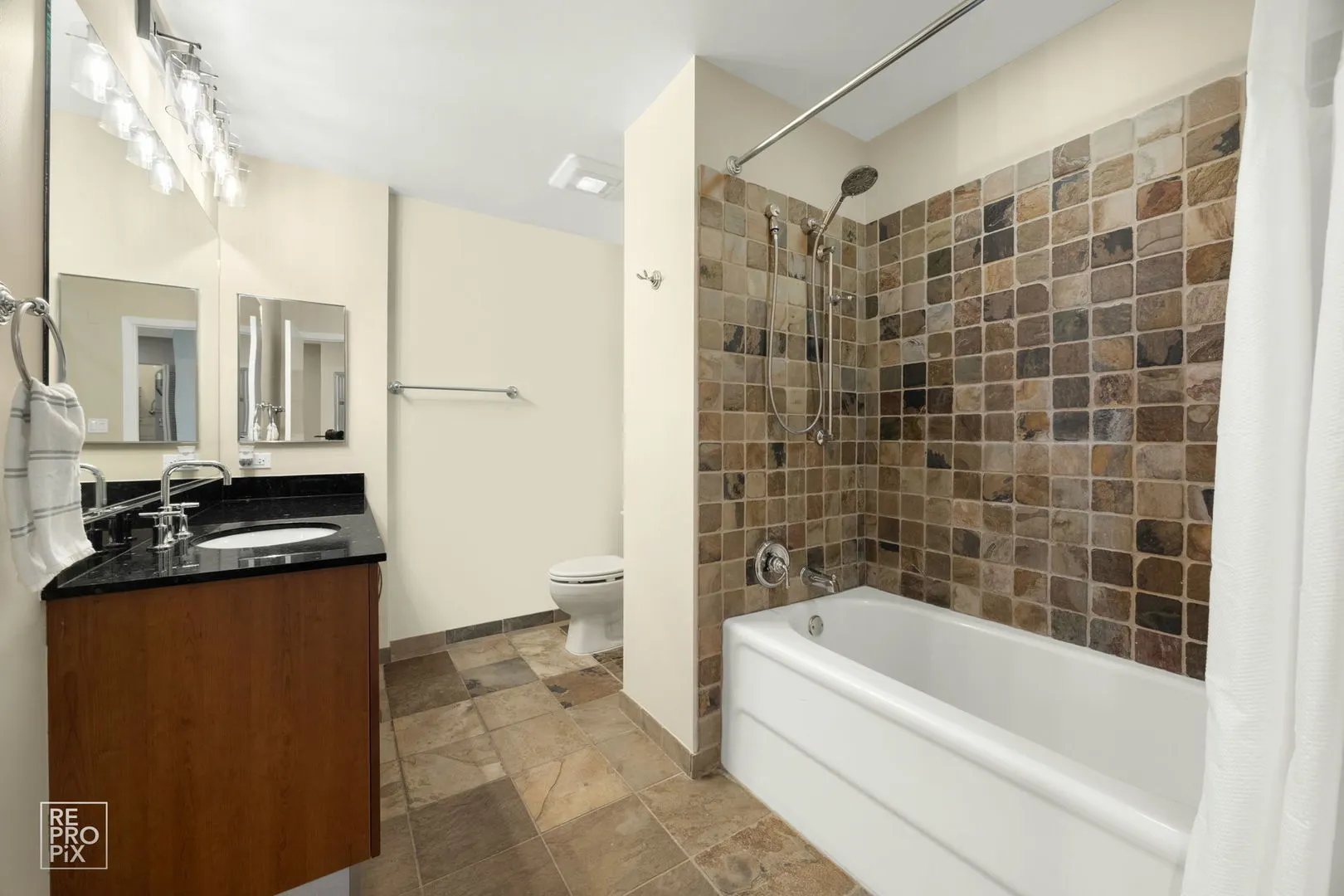 225 S Sangamon Street 702 IL