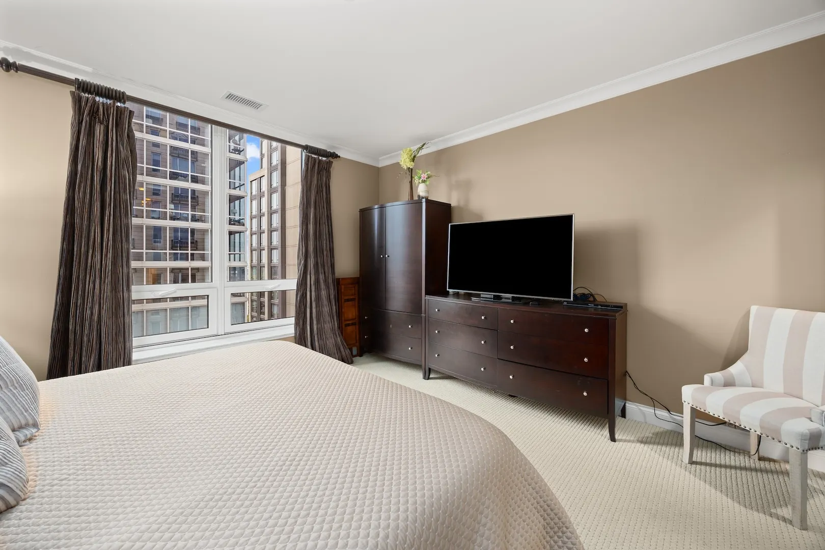 10 E Delaware Street 27E IL