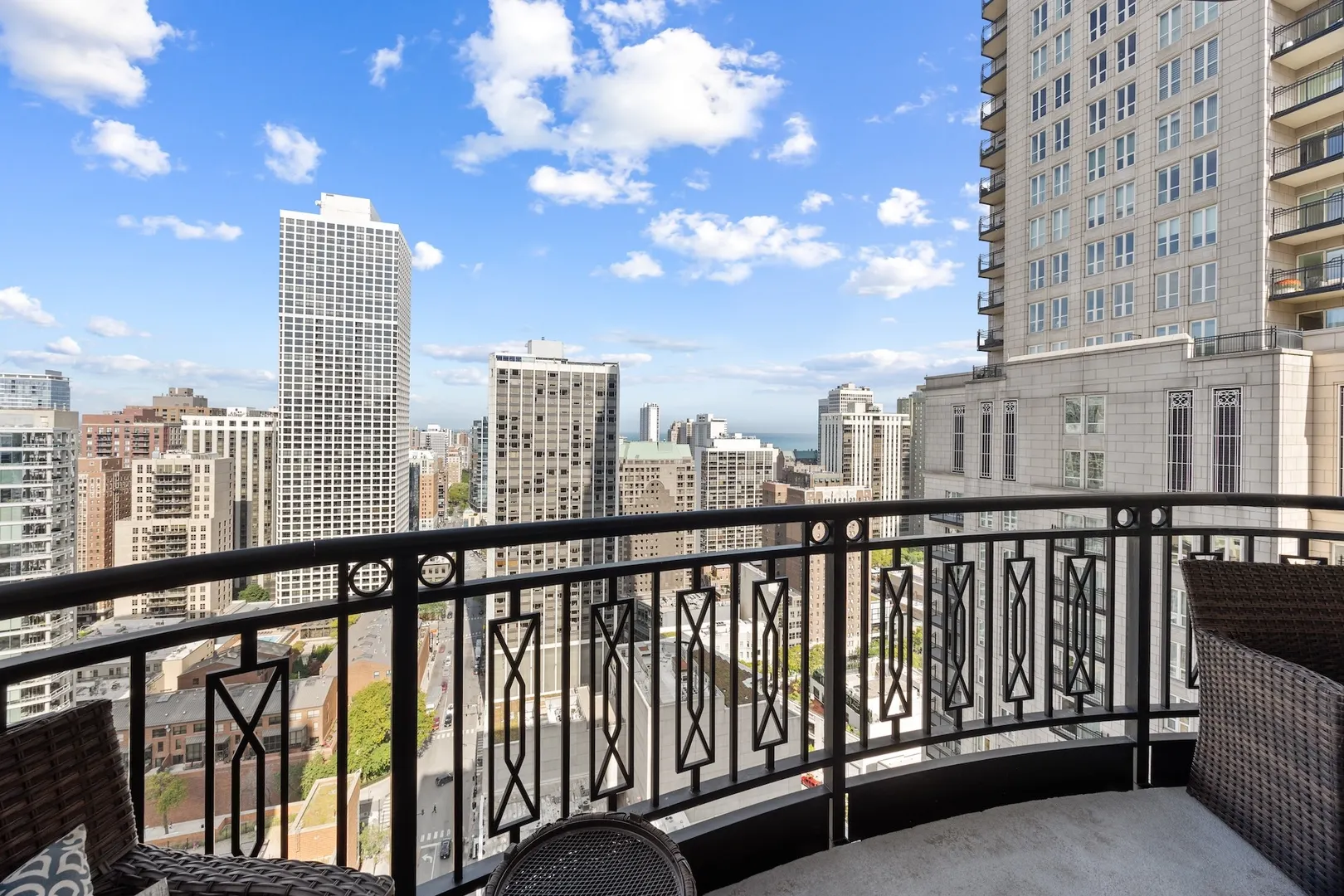 10 E Delaware Street 27E IL