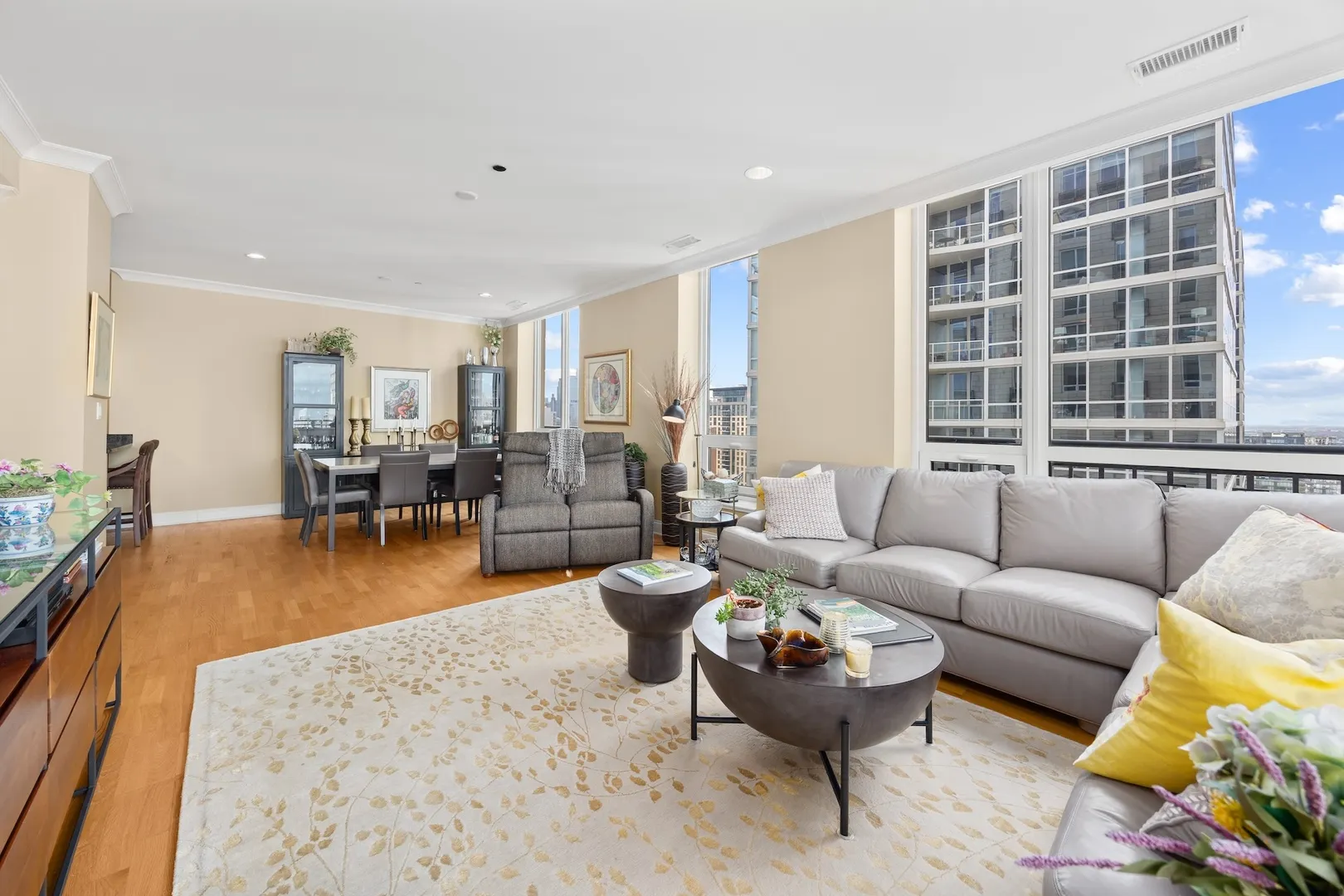 10 E Delaware Street 27E IL