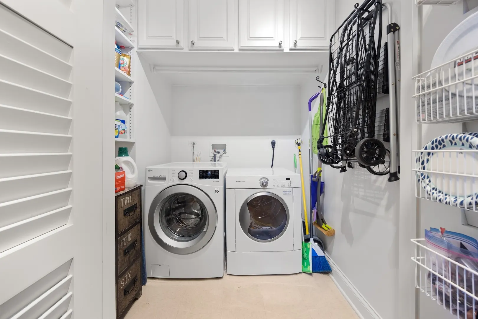10 E Delaware Street 27E IL