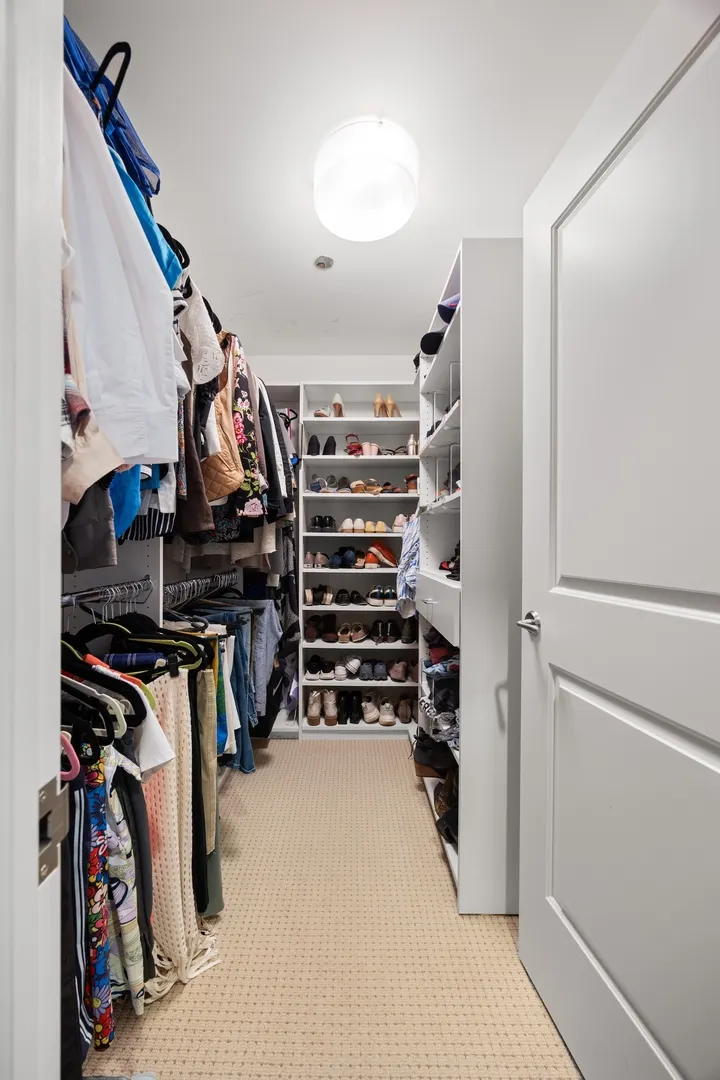 10 E Delaware Street 27E IL