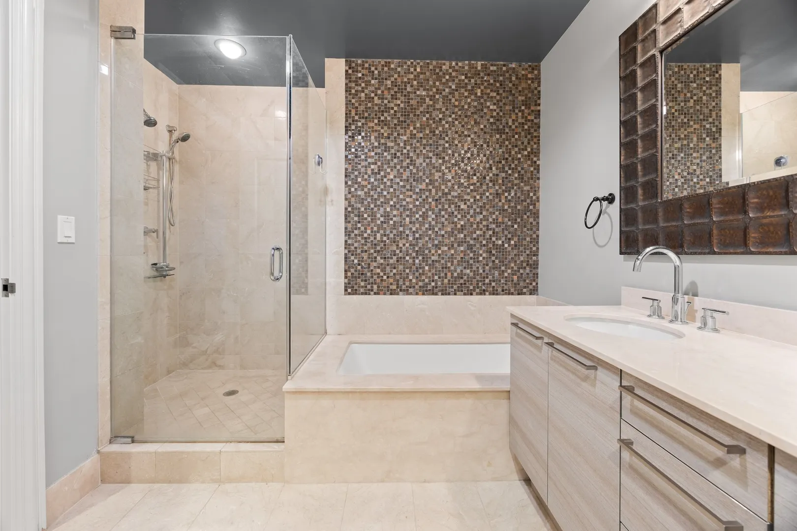 10 E Delaware Street 27E IL