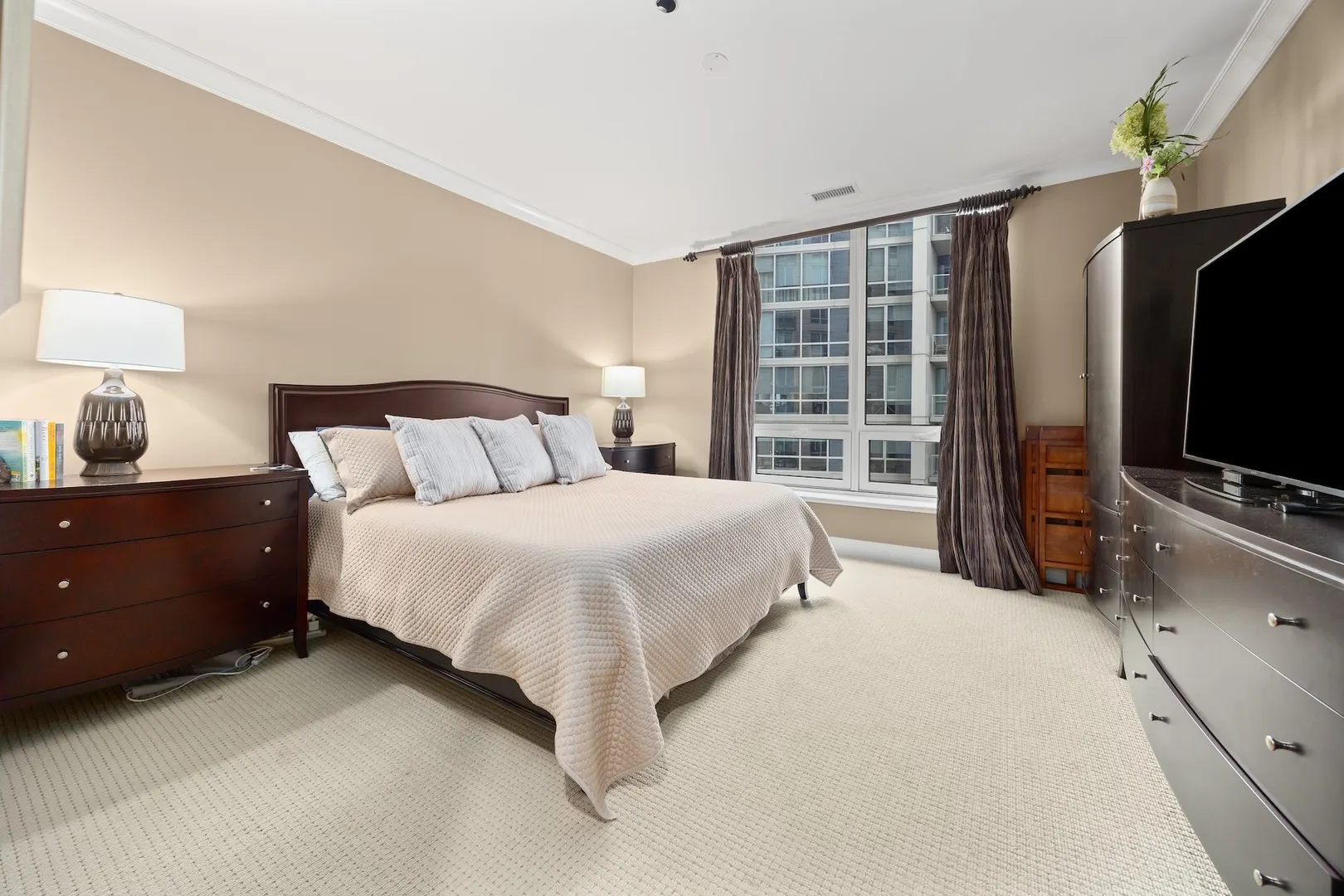 10 E Delaware Street 27E IL