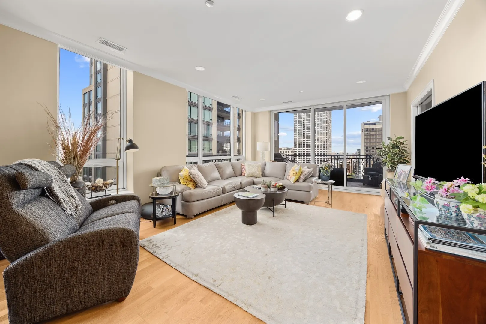 10 E Delaware Street 27E IL