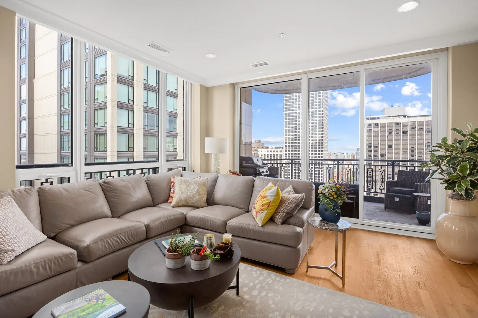 10 E Delaware Street 27E IL