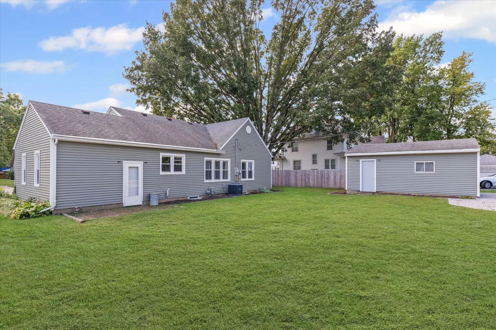 601 W Main Street IL