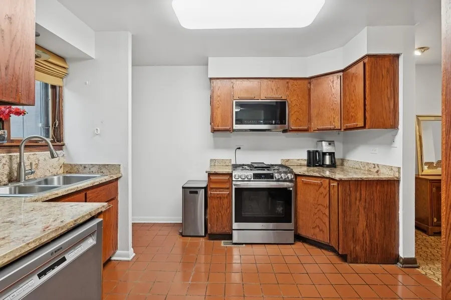 5229 S university Street IL