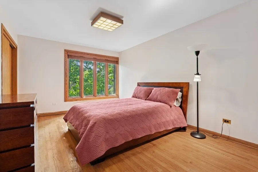 5229 S university Street IL