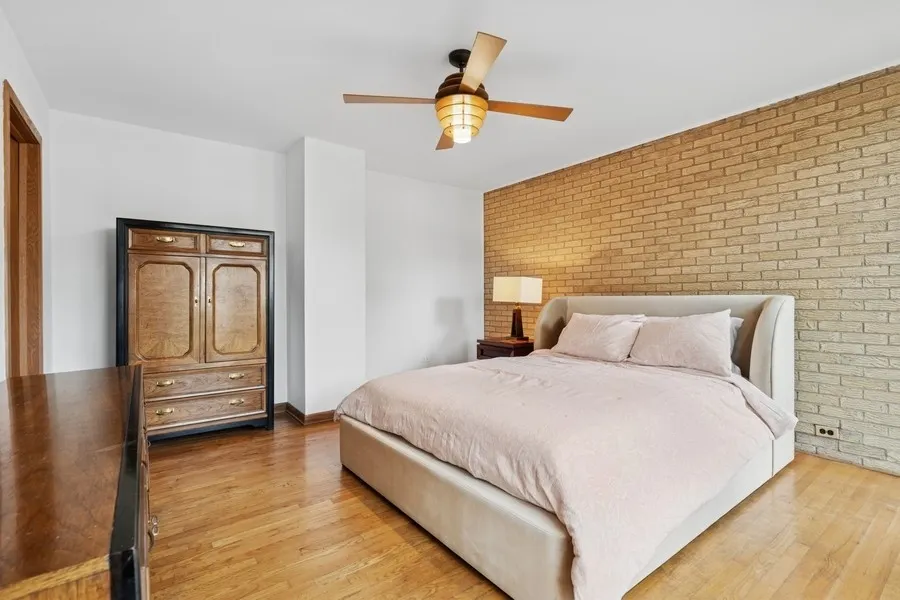 5229 S university Street IL