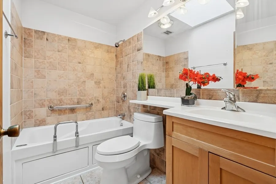 5229 S university Street IL