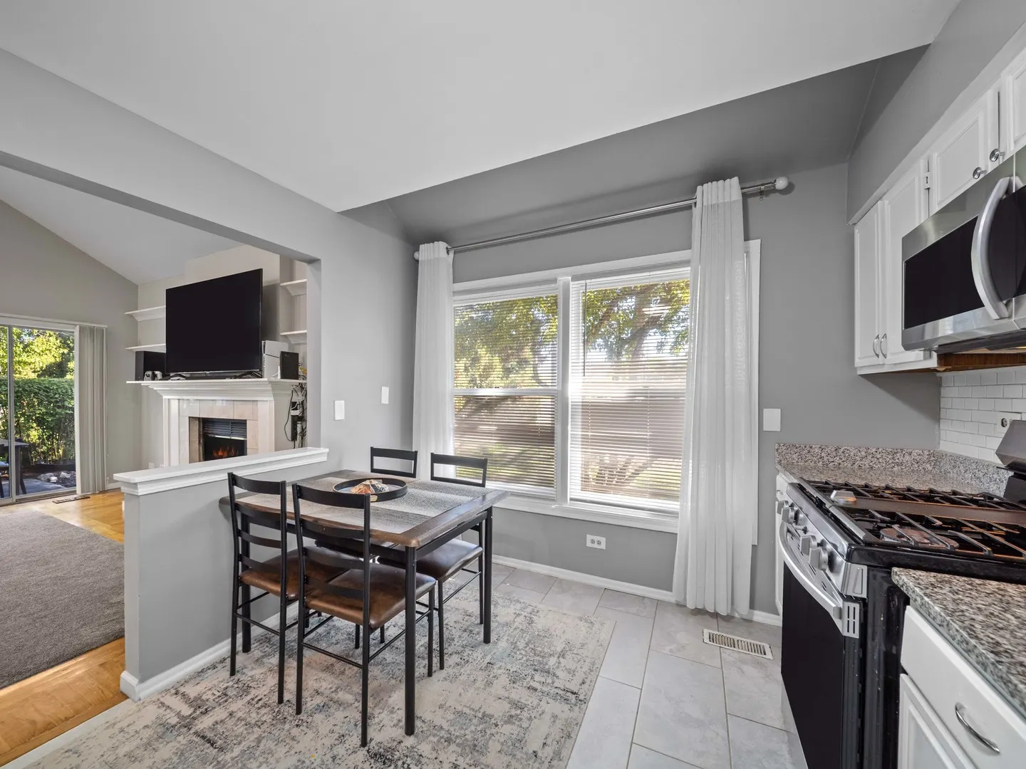 340 W Ivy Lane 1B IL