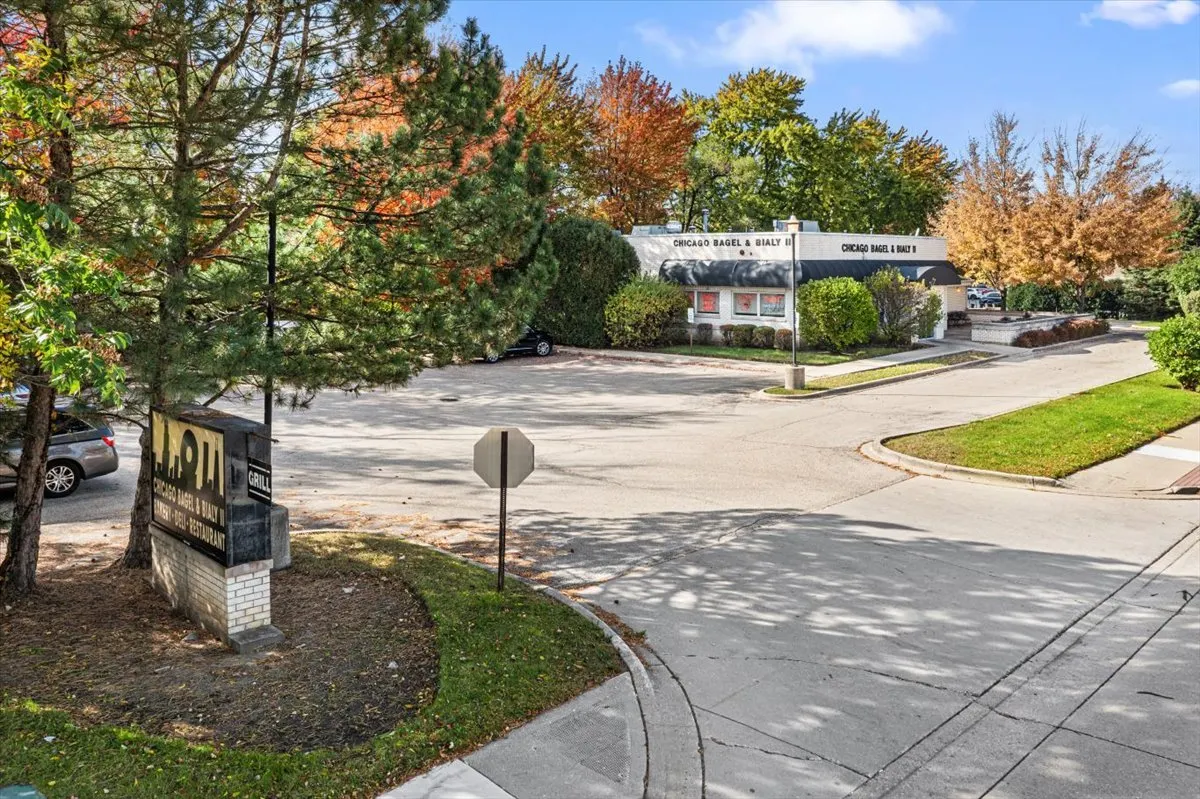 260 S Milwaukee Avenue IL