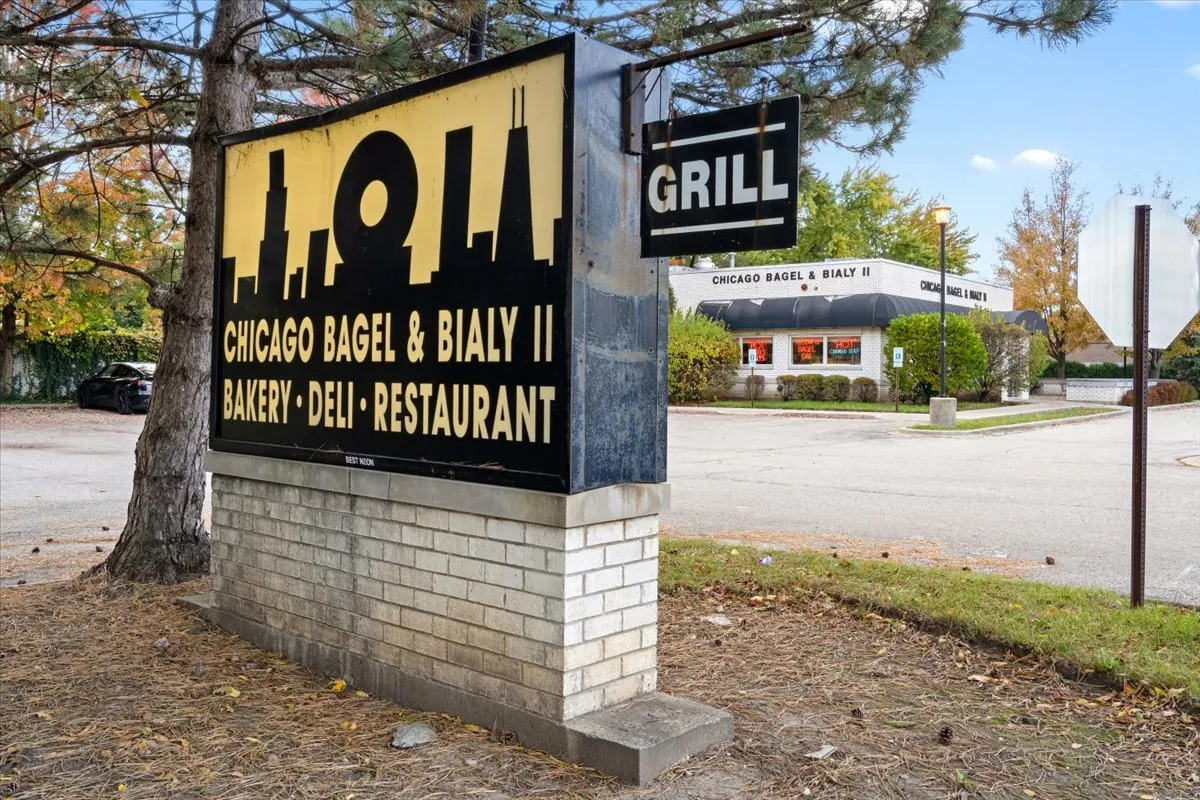 260 S Milwaukee Avenue IL