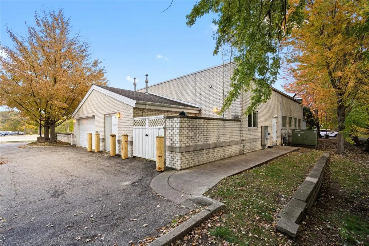 260 S Milwaukee Avenue IL