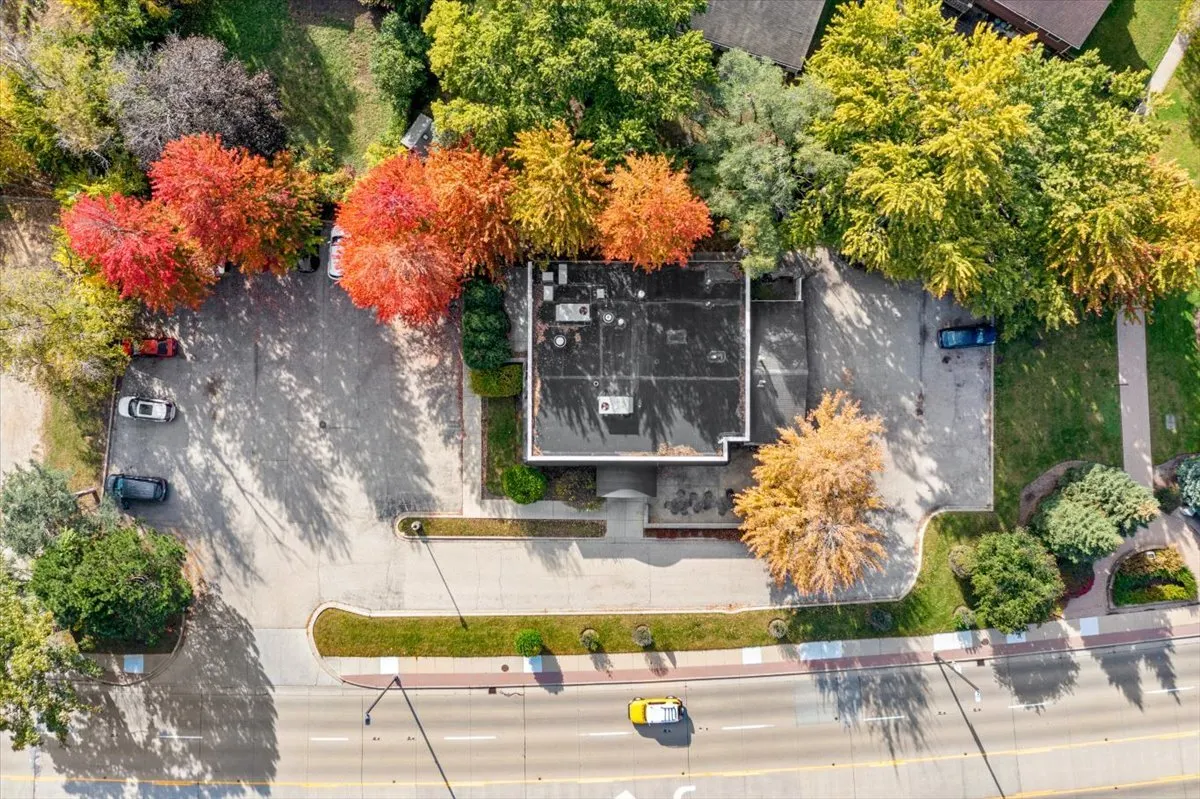 260 S Milwaukee Avenue IL