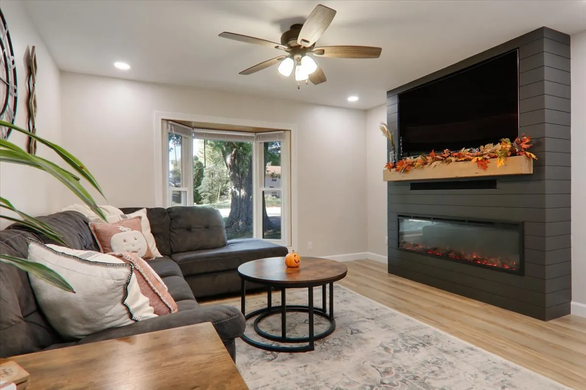 438 Standish Drive IL