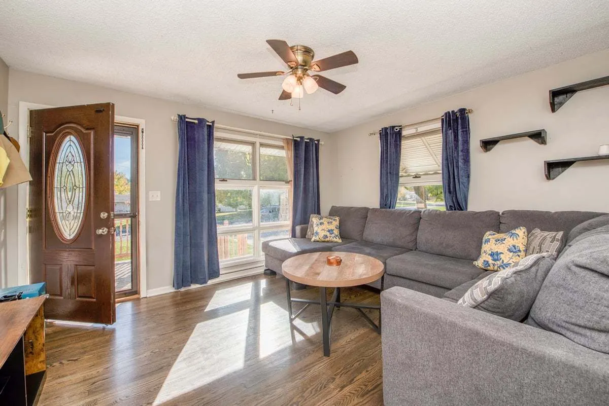 111 E Royal Drive IL