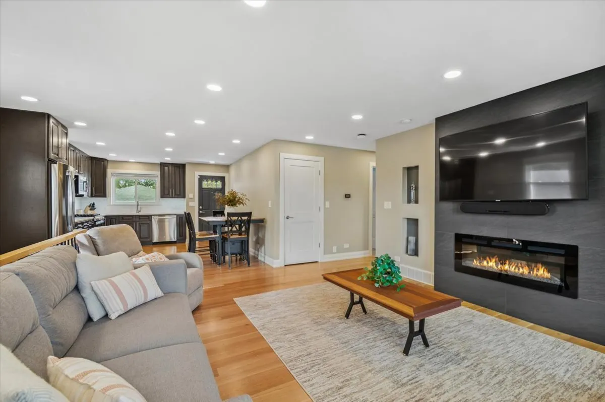 8836 Sayre Avenue IL