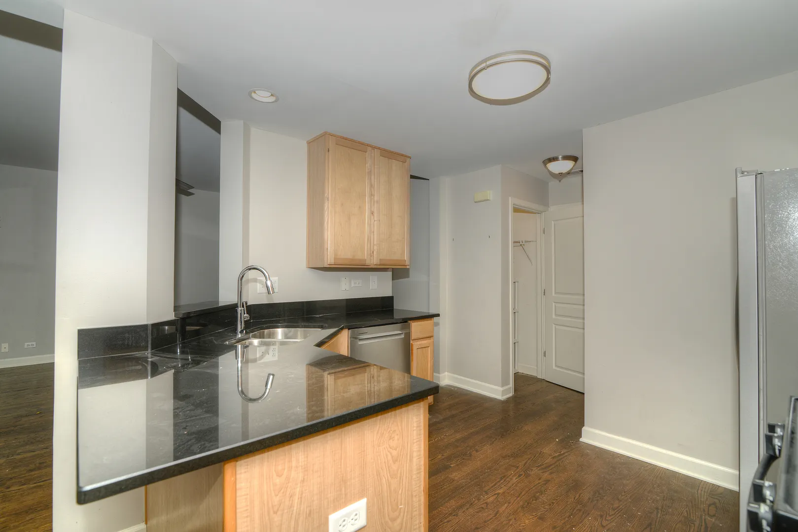 531 METROPOLITAN Street IL