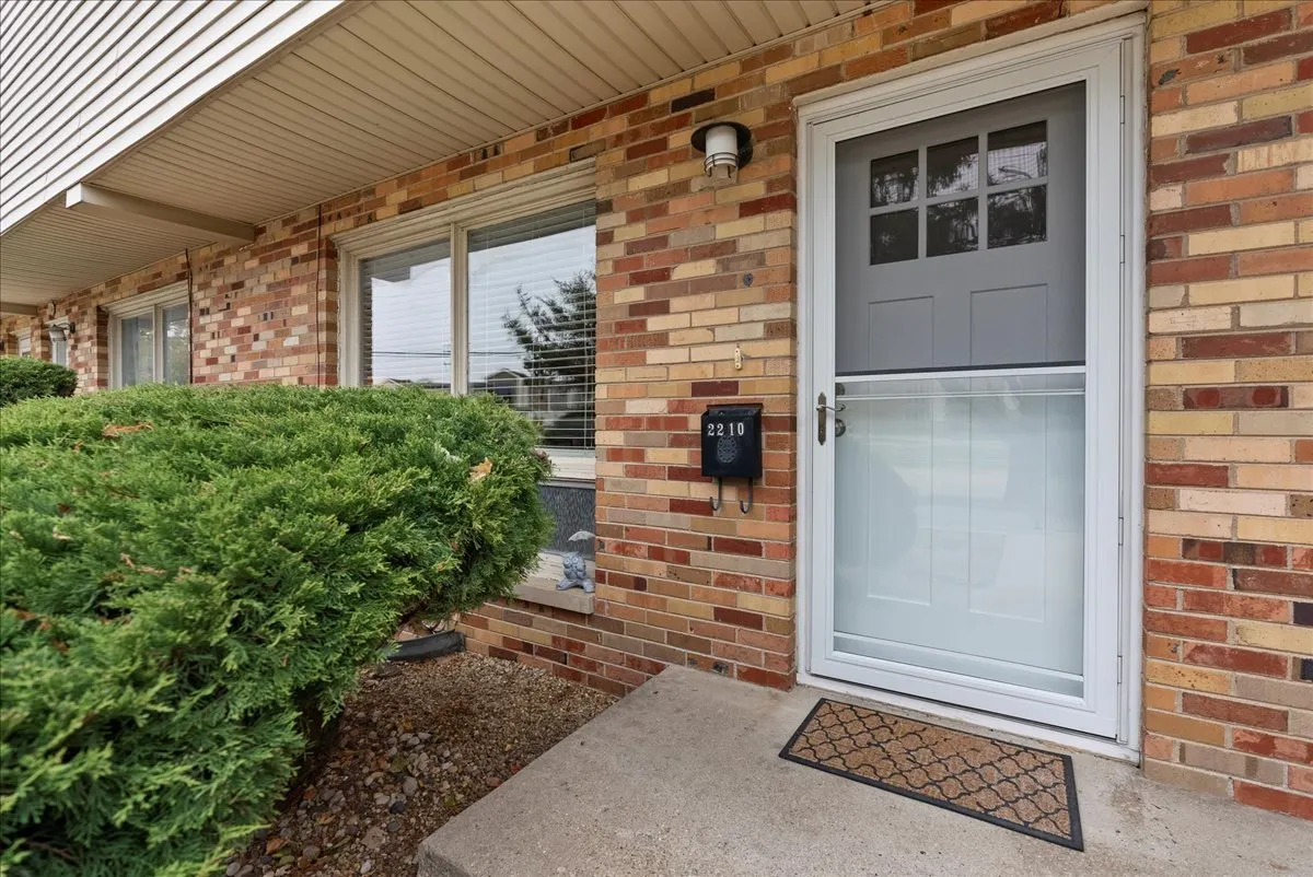 2210 E Lincoln Street IL