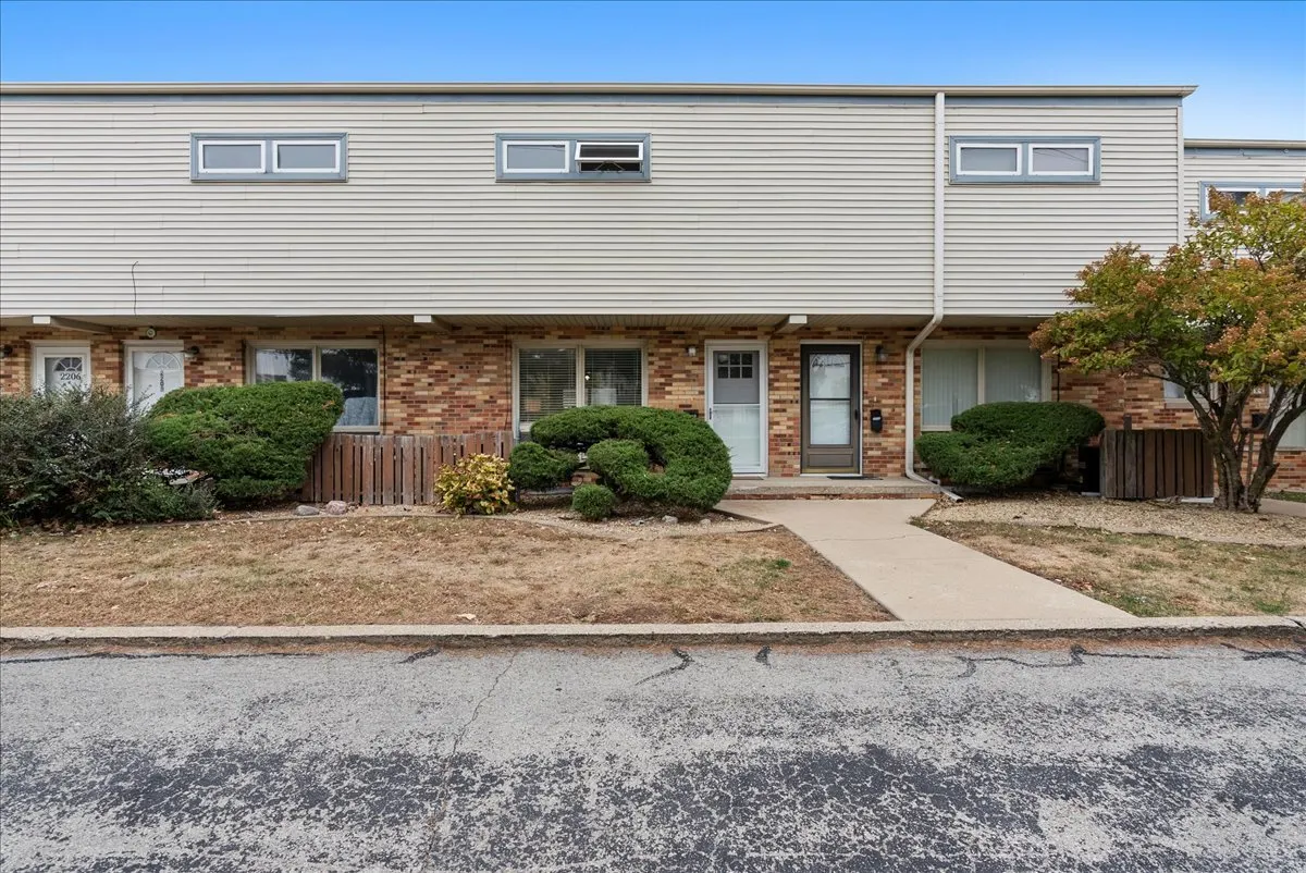 2210 E Lincoln Street IL