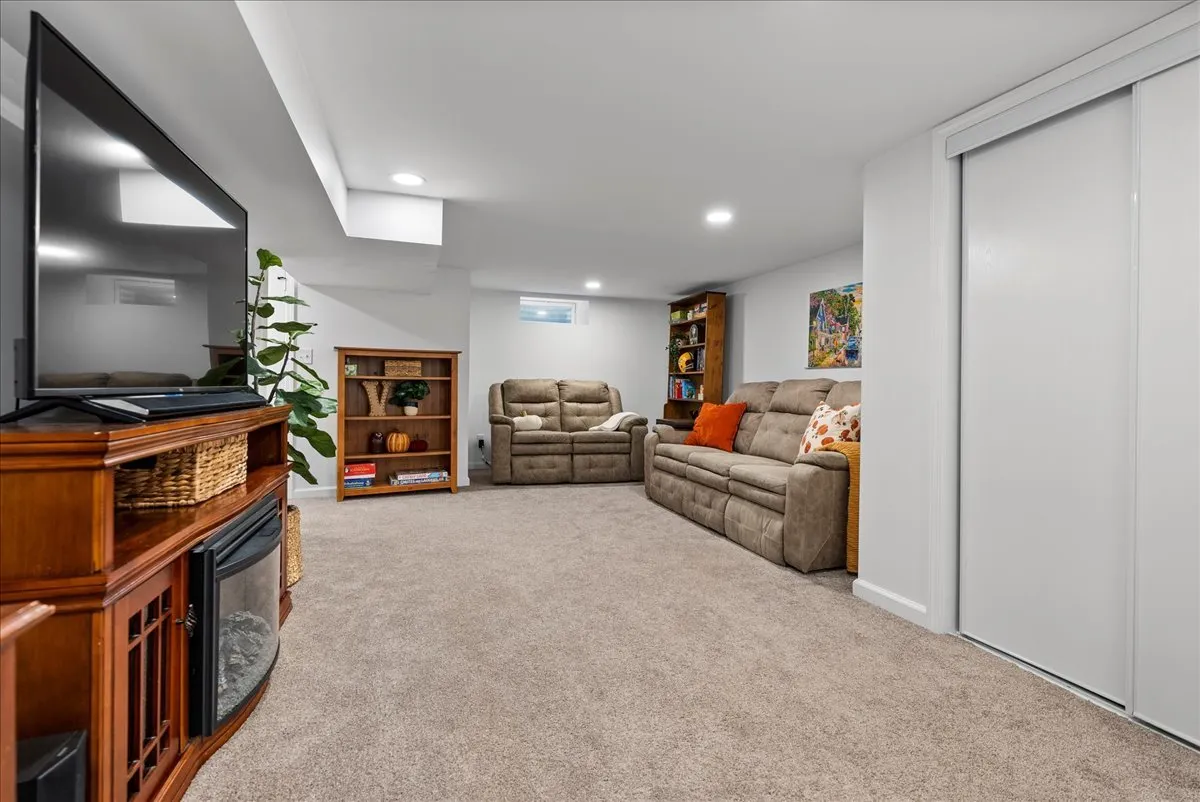 2210 E Lincoln Street IL