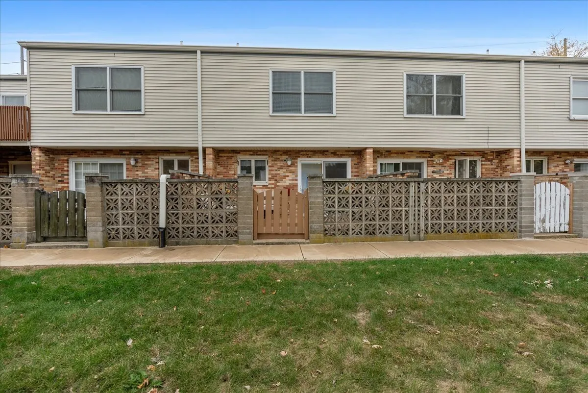 2210 E Lincoln Street IL