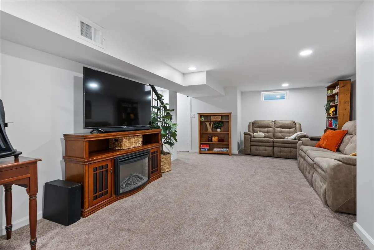 2210 E Lincoln Street IL