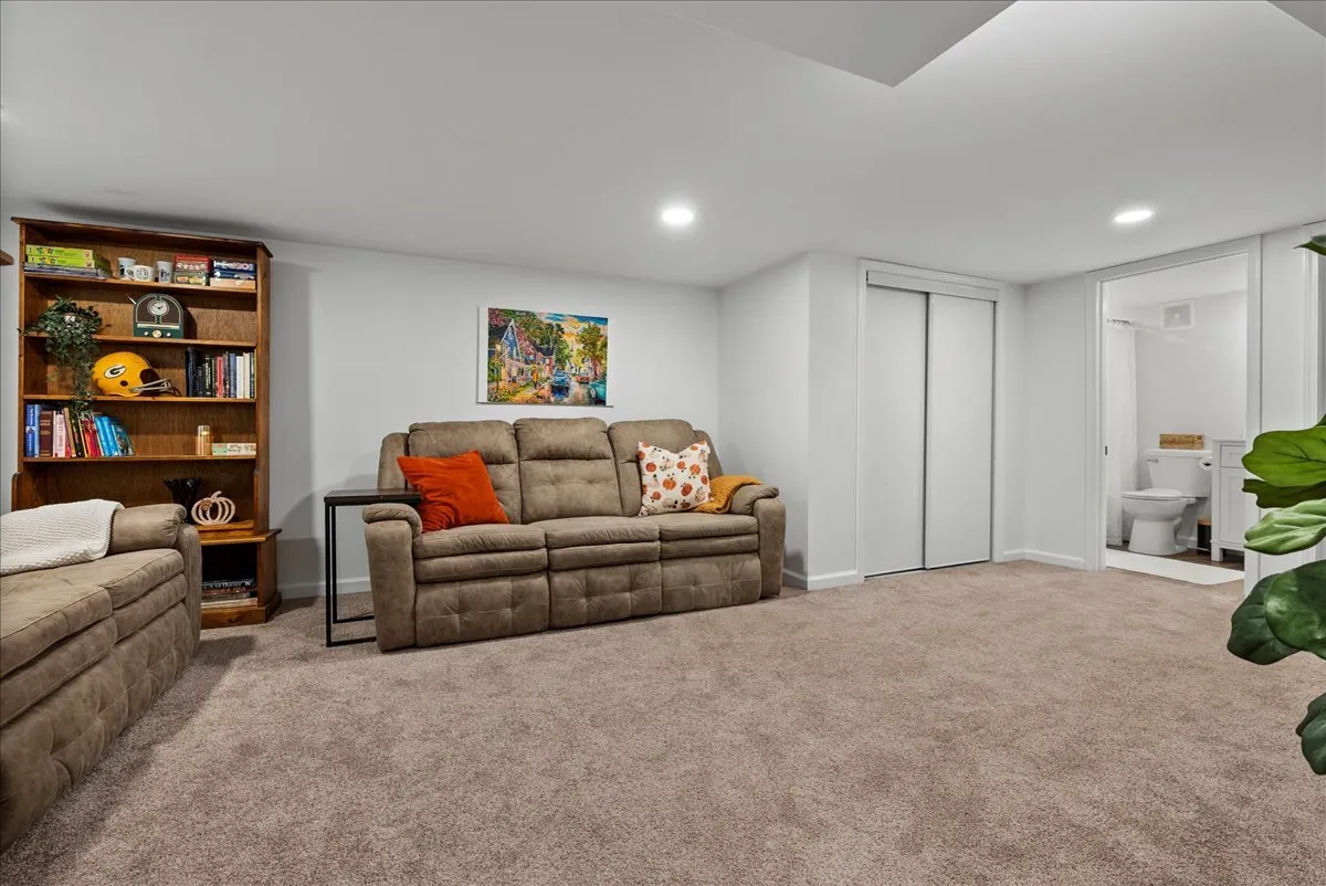 2210 E Lincoln Street IL