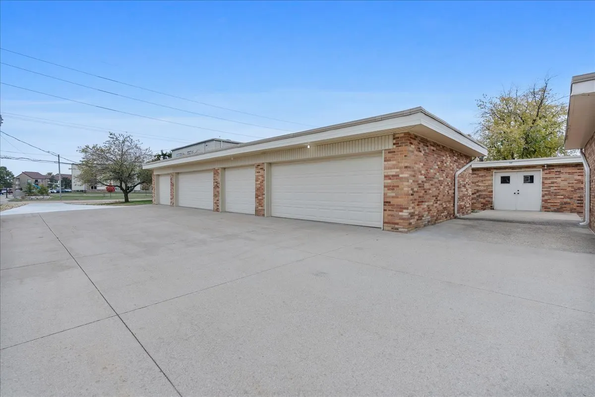 2210 E Lincoln Street IL