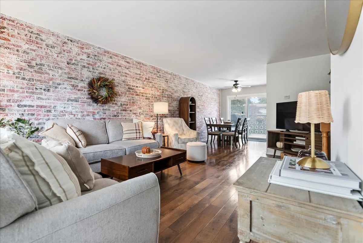 2210 E Lincoln Street IL