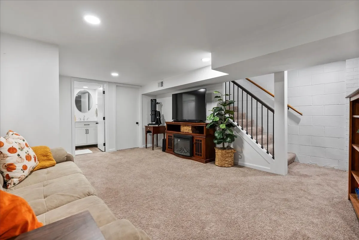 2210 E Lincoln Street IL