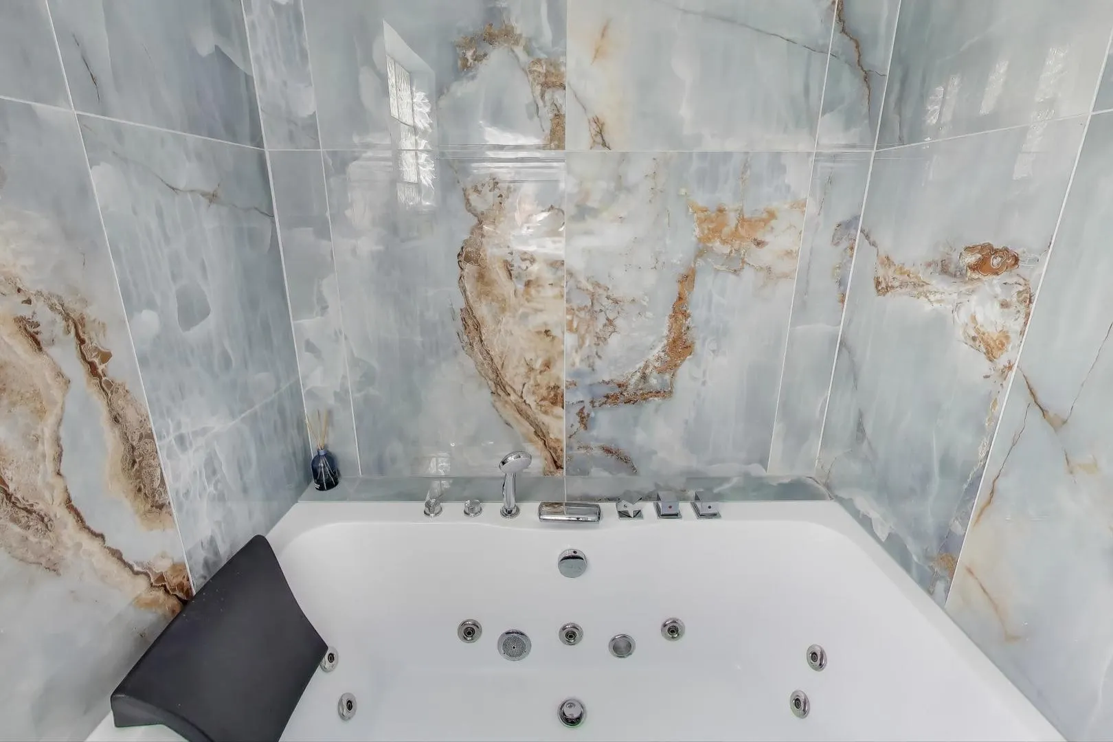 5935 W Henderson Street IL