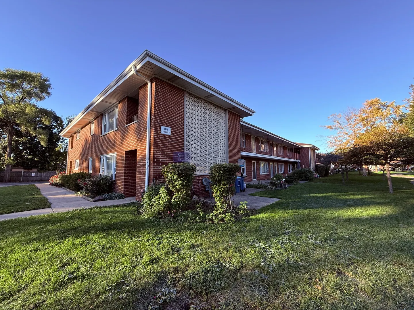 1119 E ALGONQUIN Road 2 IL