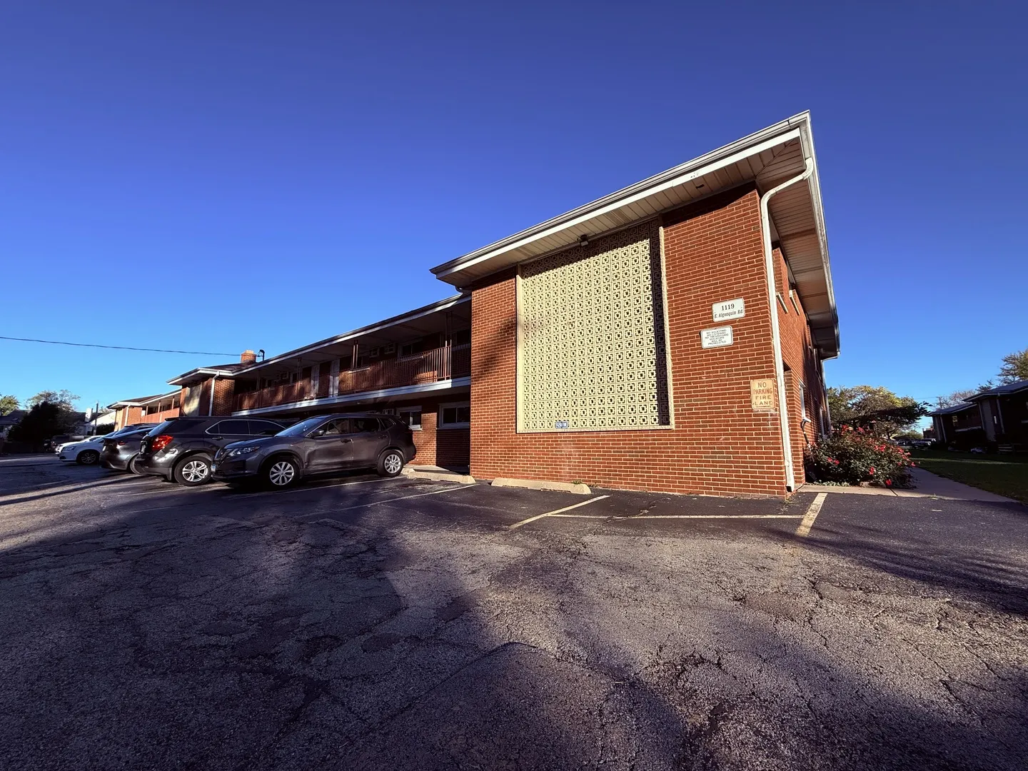 1119 E ALGONQUIN Road 2 IL