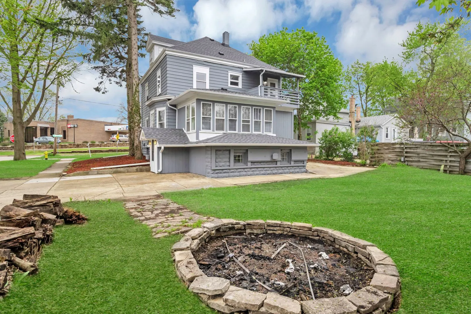 209 E Washington Street IL