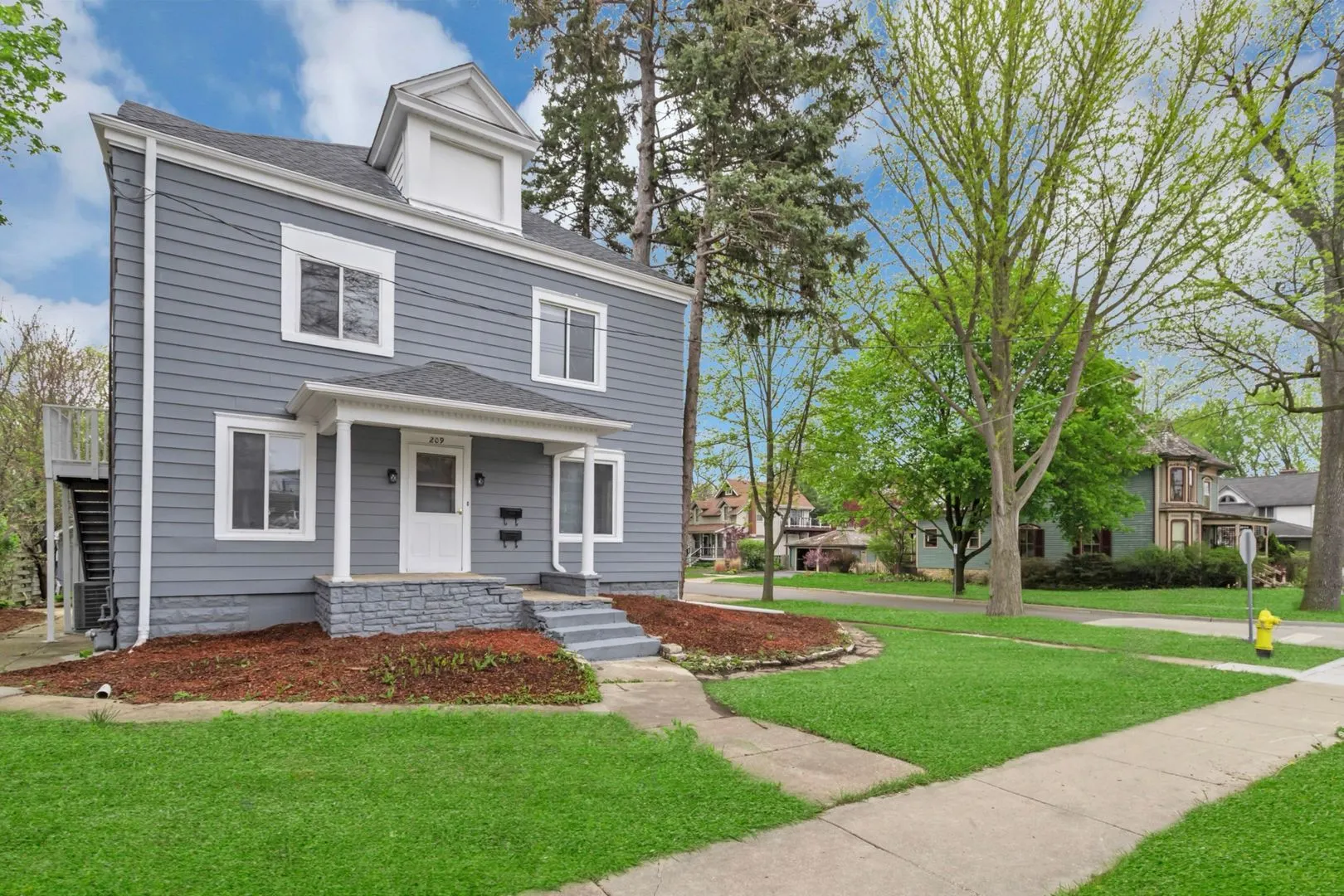 209 E Washington Street IL