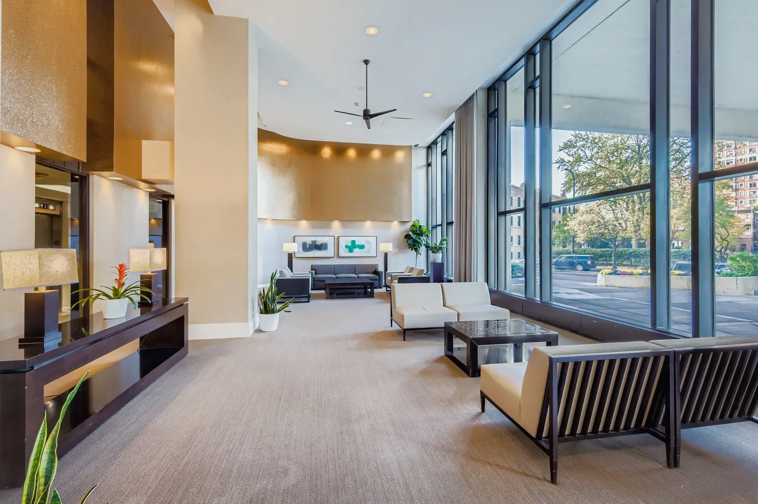 3930 N Pine Grove Avenue 1002 IL