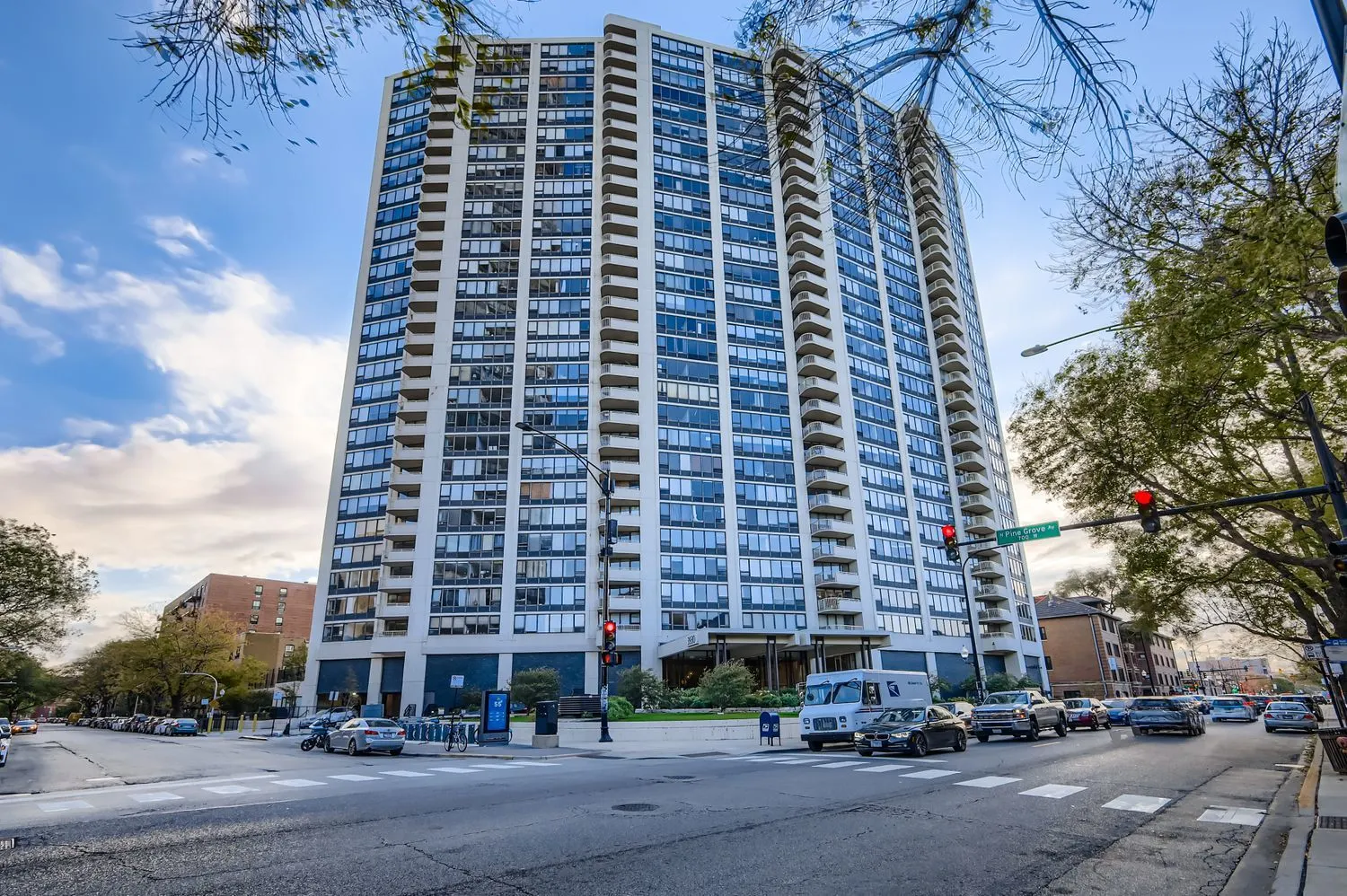 3930 N Pine Grove Avenue 1002 IL