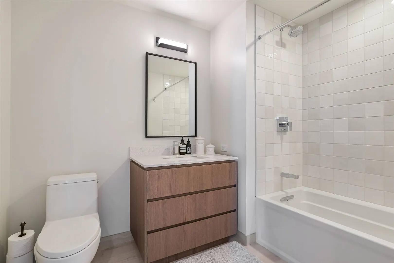 164 N Peoria Street 4004 IL