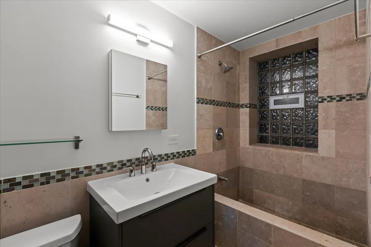 1278 W Victoria Street 1E IL