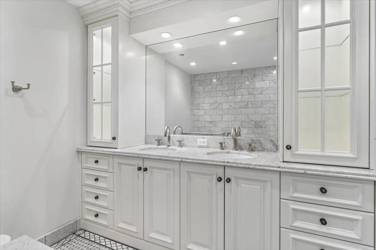 800 N Michigan Avenue 3603 IL