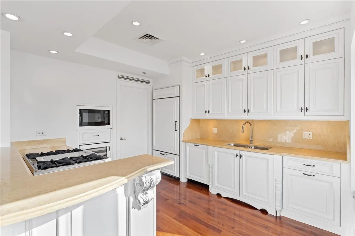 800 N Michigan Avenue 3603 IL