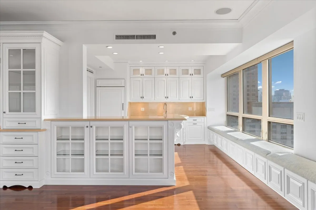 800 N Michigan Avenue 3603 IL